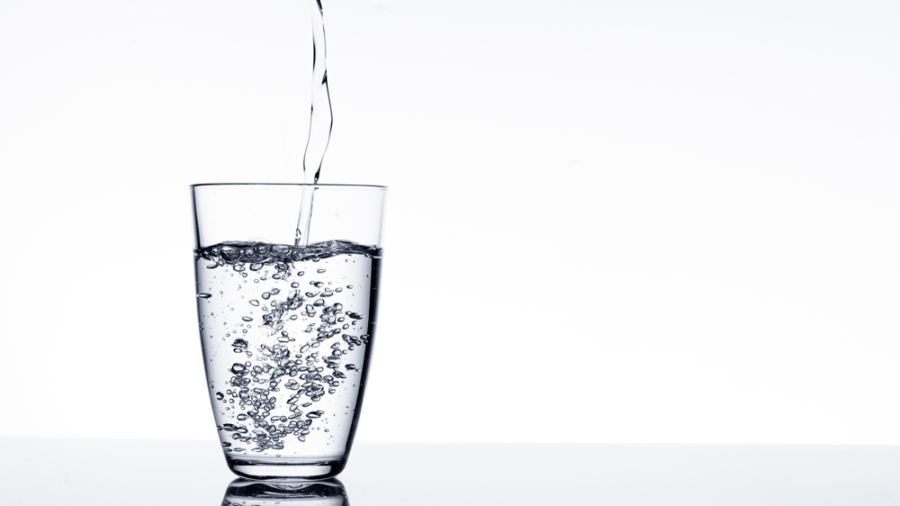 Agua del grifo o embotellada, ¿cuál es mejor?