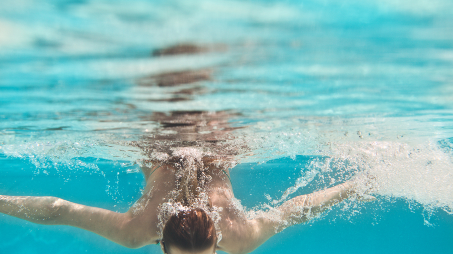 6 Ejercicios para entrenar en el agua