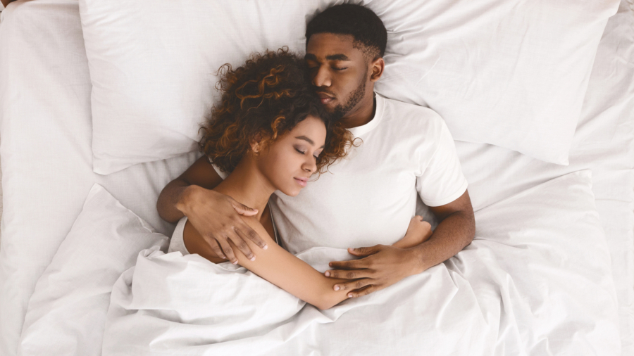 ¿Es mejor dormir solo o acompañado?