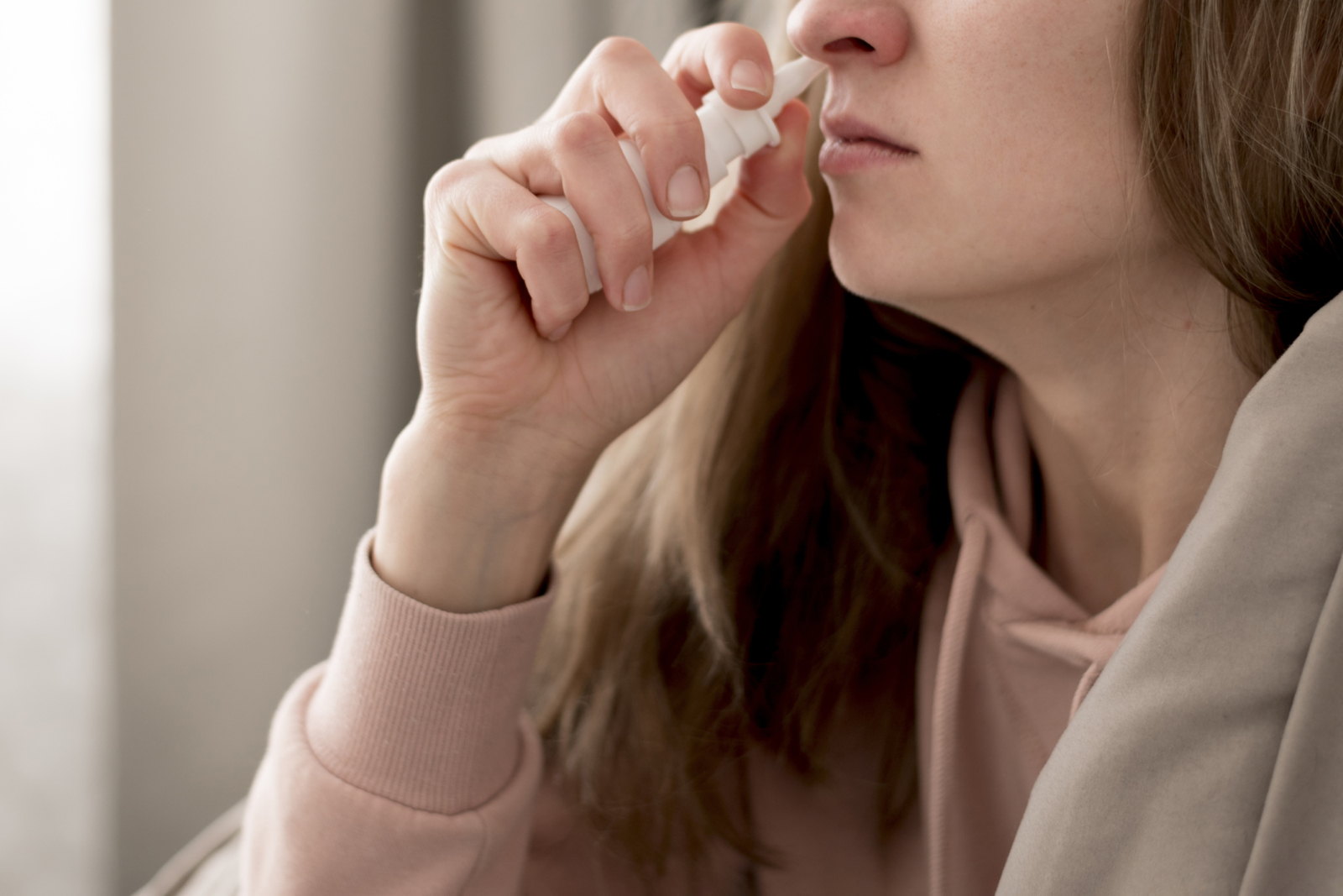 Mujes con espray nasal