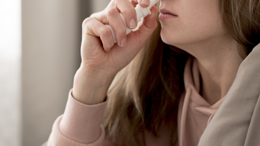Mujes con espray nasal