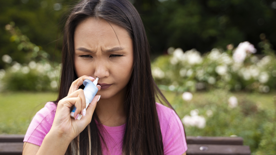 Mujer con asma y alergia
