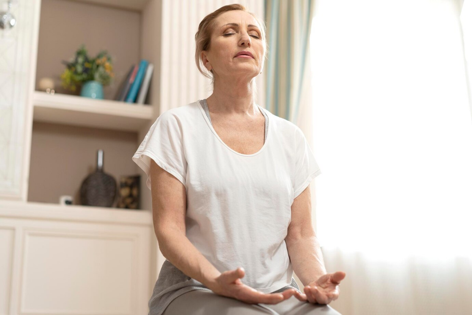 Mujer realizando ejercicios de respiración