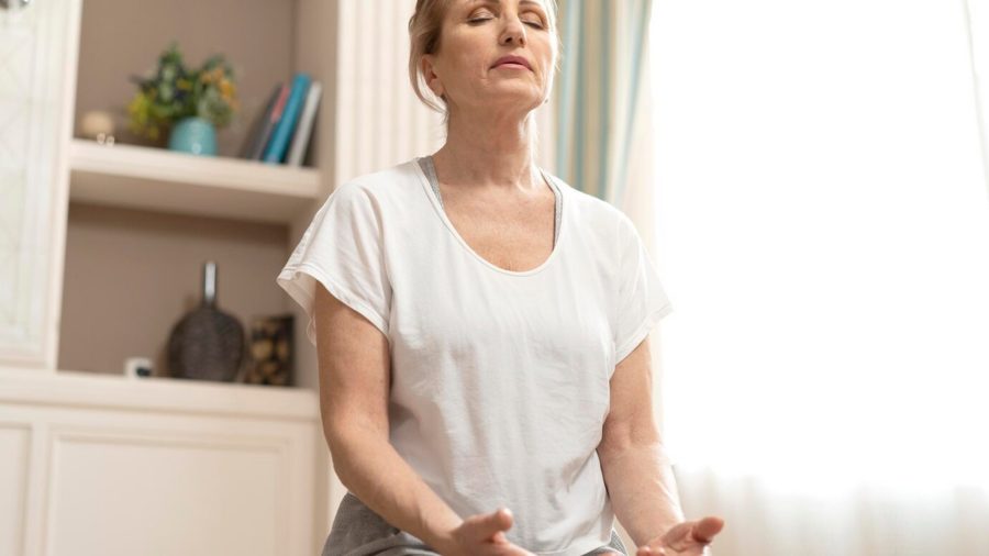 Mujer realizando ejercicios de respiración