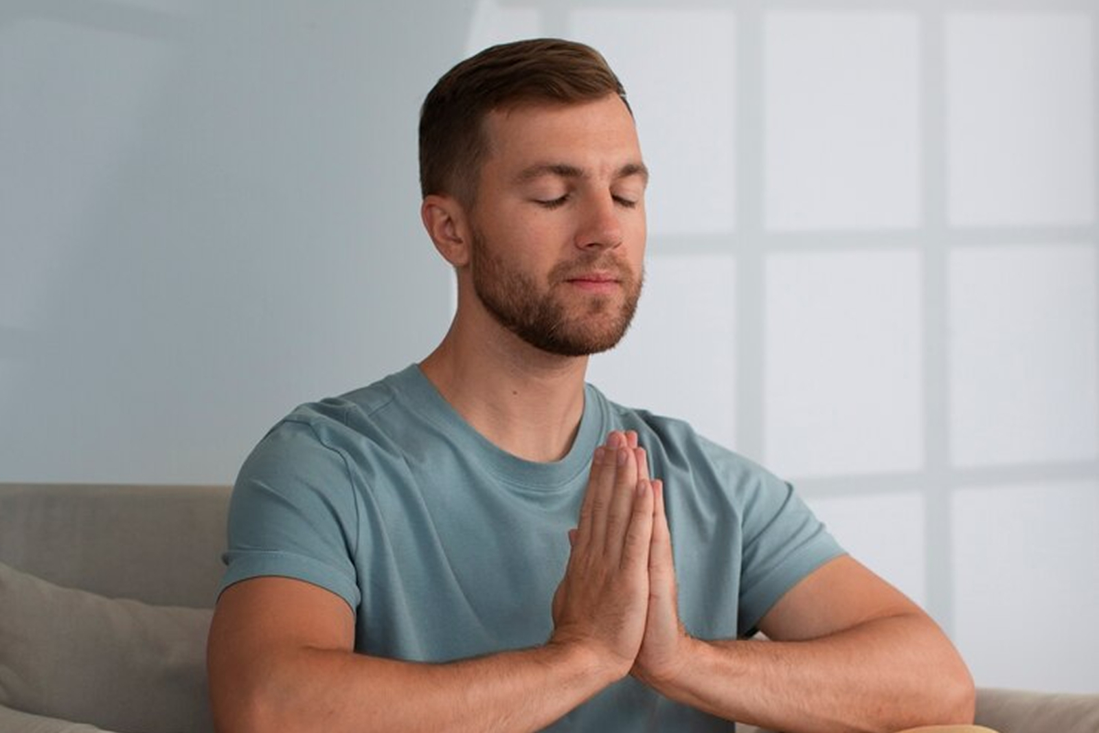 Hombre haciendo ejercicios de respiración