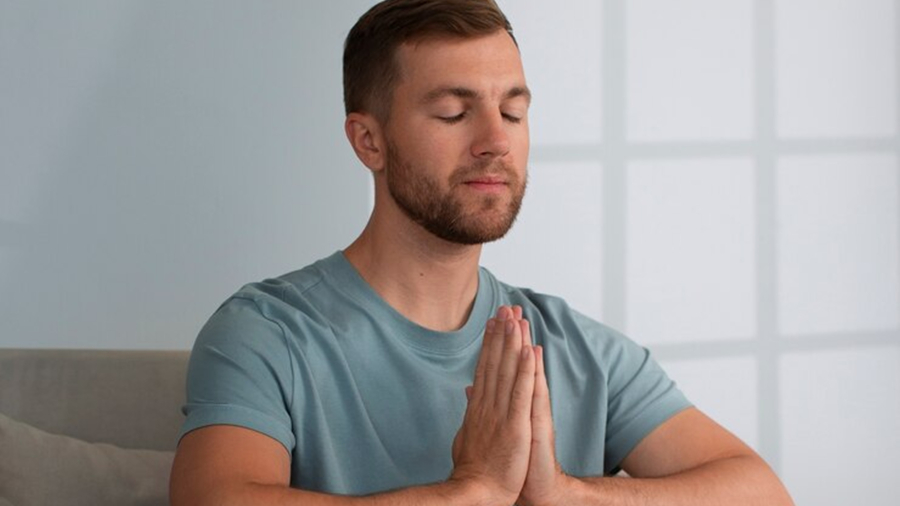 Hombre haciendo ejercicios de respiración