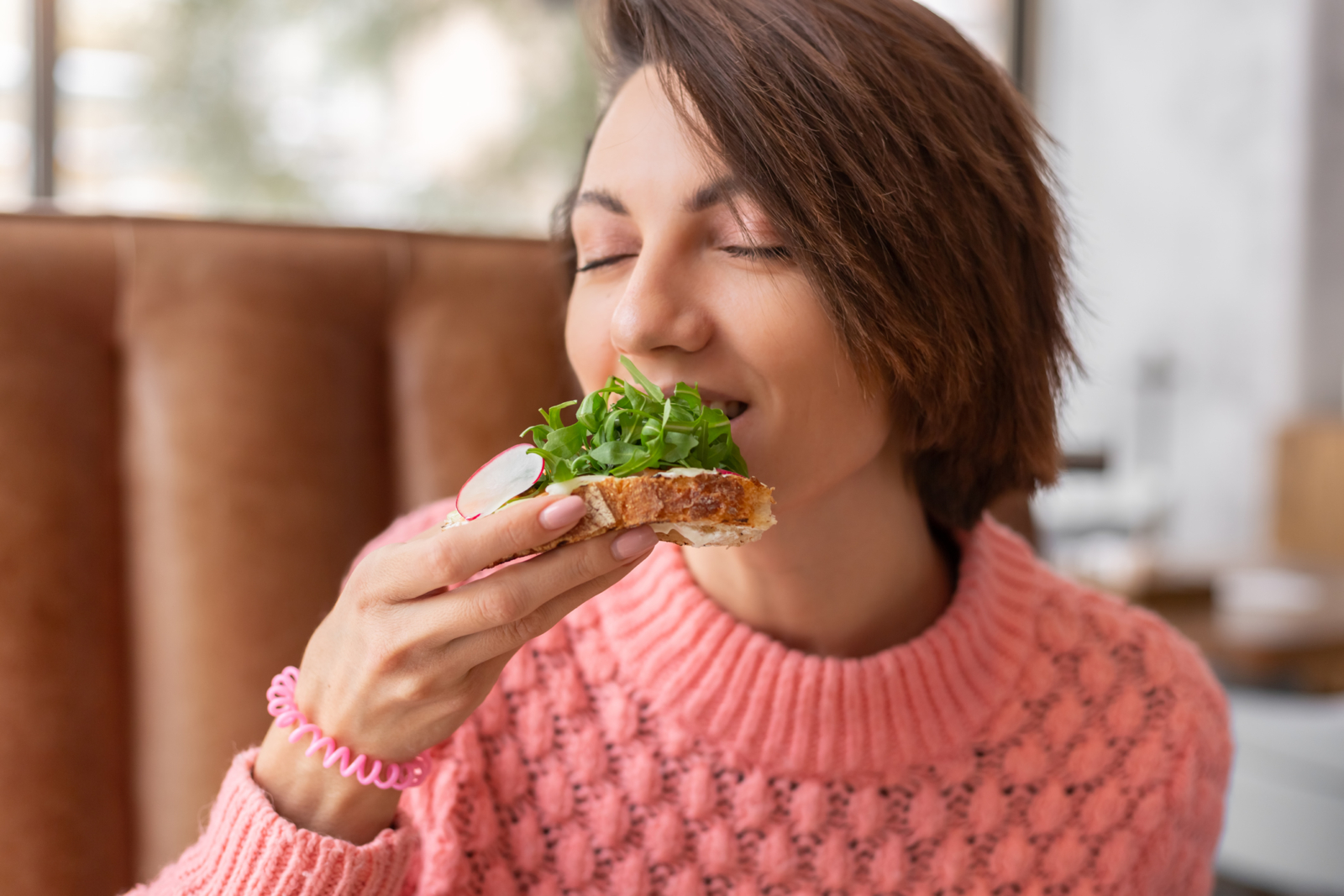 Una mujer toma alimentos que mejoran su salud pulmonar