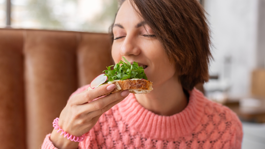 Una mujer toma alimentos que mejoran su salud pulmonar