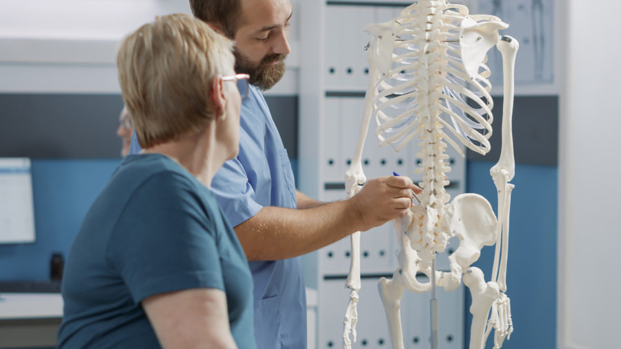 Médico con una paciente con osteoporosis