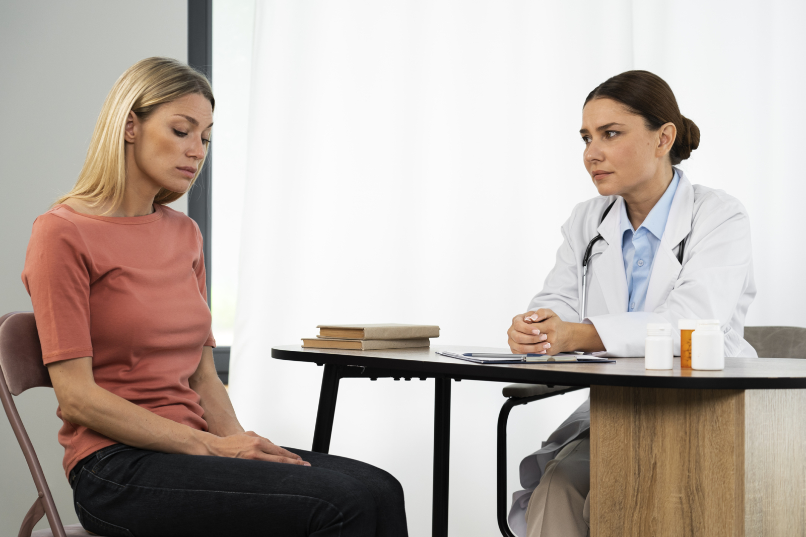 Mujer con disbiosis intestinal en consulta médica