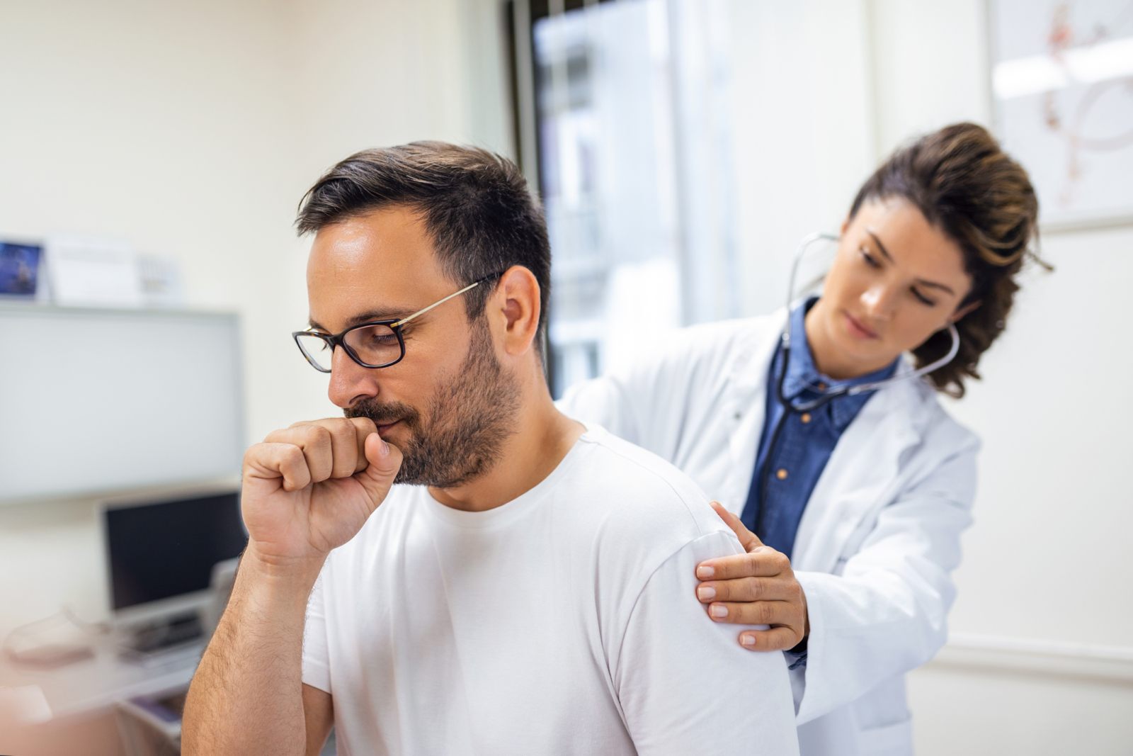 Paciente en consulta respiratoria para rehabilitación tras una neumonía