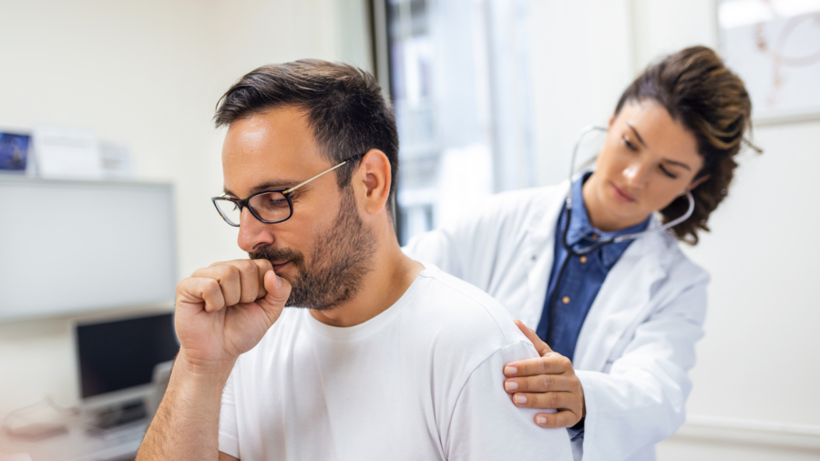 Paciente en consulta respiratoria para rehabilitación tras una neumonía