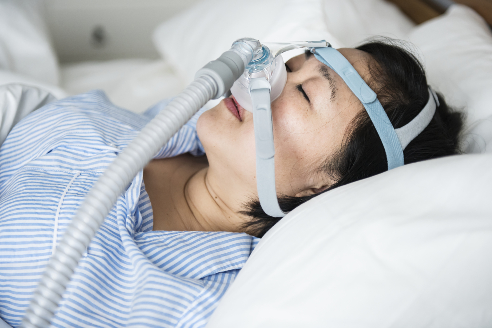 Mujer con apnea del sueño y una correcta microbiota intestinal, descansando