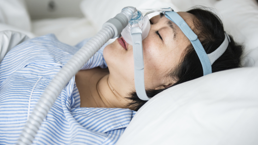 Mujer con apnea del sueño y una correcta microbiota intestinal, descansando
