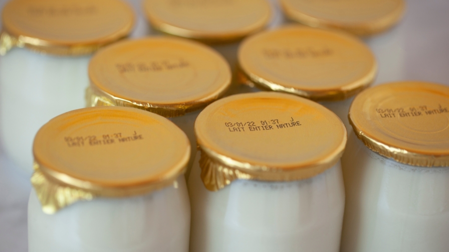 Bote de leche y otros alimentos con fecha de caducidad