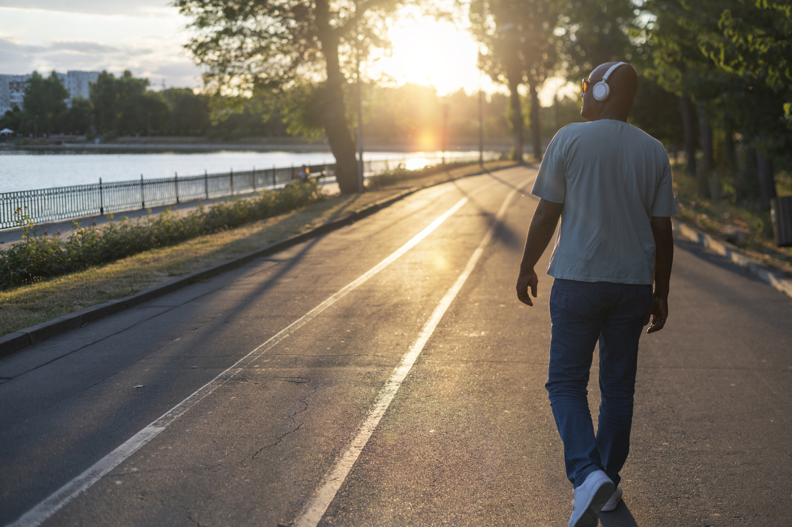 Hombre paseando bajo la luz del sol de la mañana buena para su salud