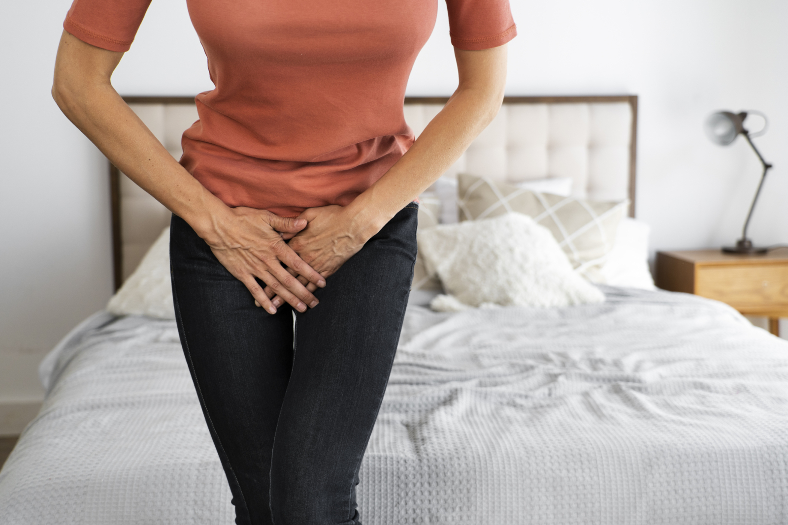 Mujer con cistitis en verano