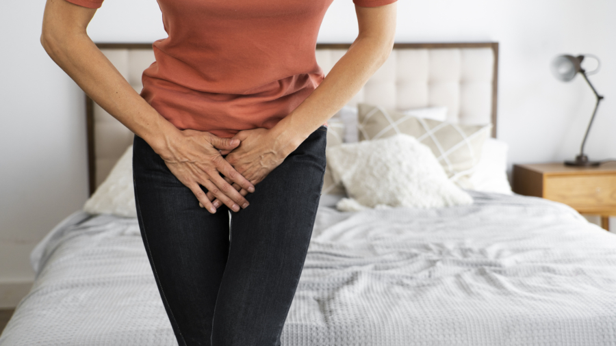 Mujer con cistitis en verano