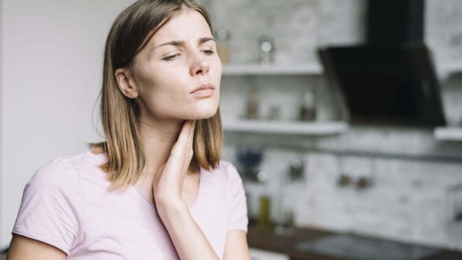 Mujer con irritación de garganta