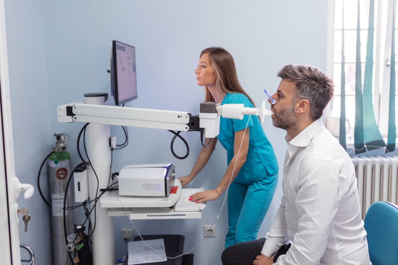 Hombre con esclerodermia haciendo una prueba de función pulmonar
