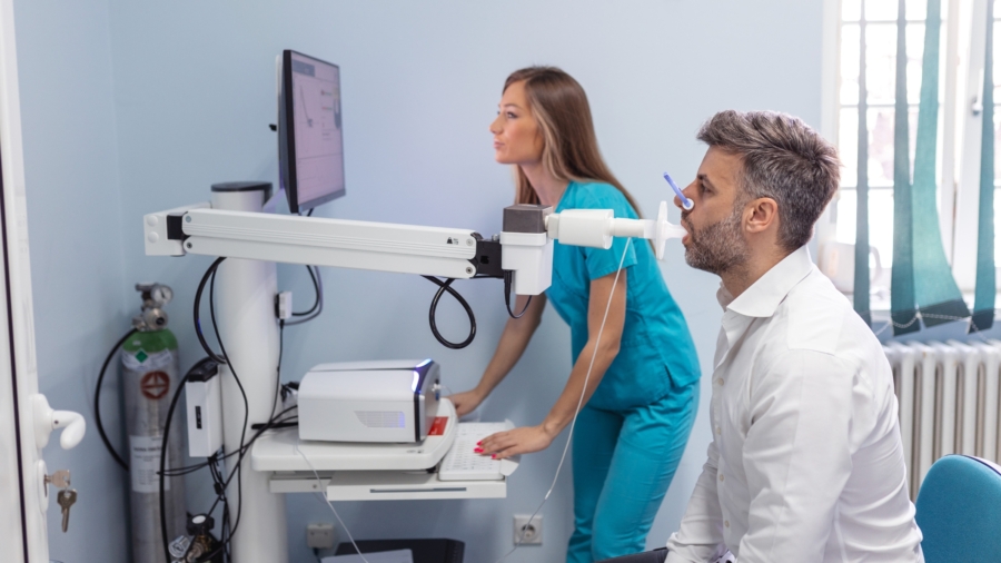 Hombre con esclerodermia haciendo una prueba de función pulmonar